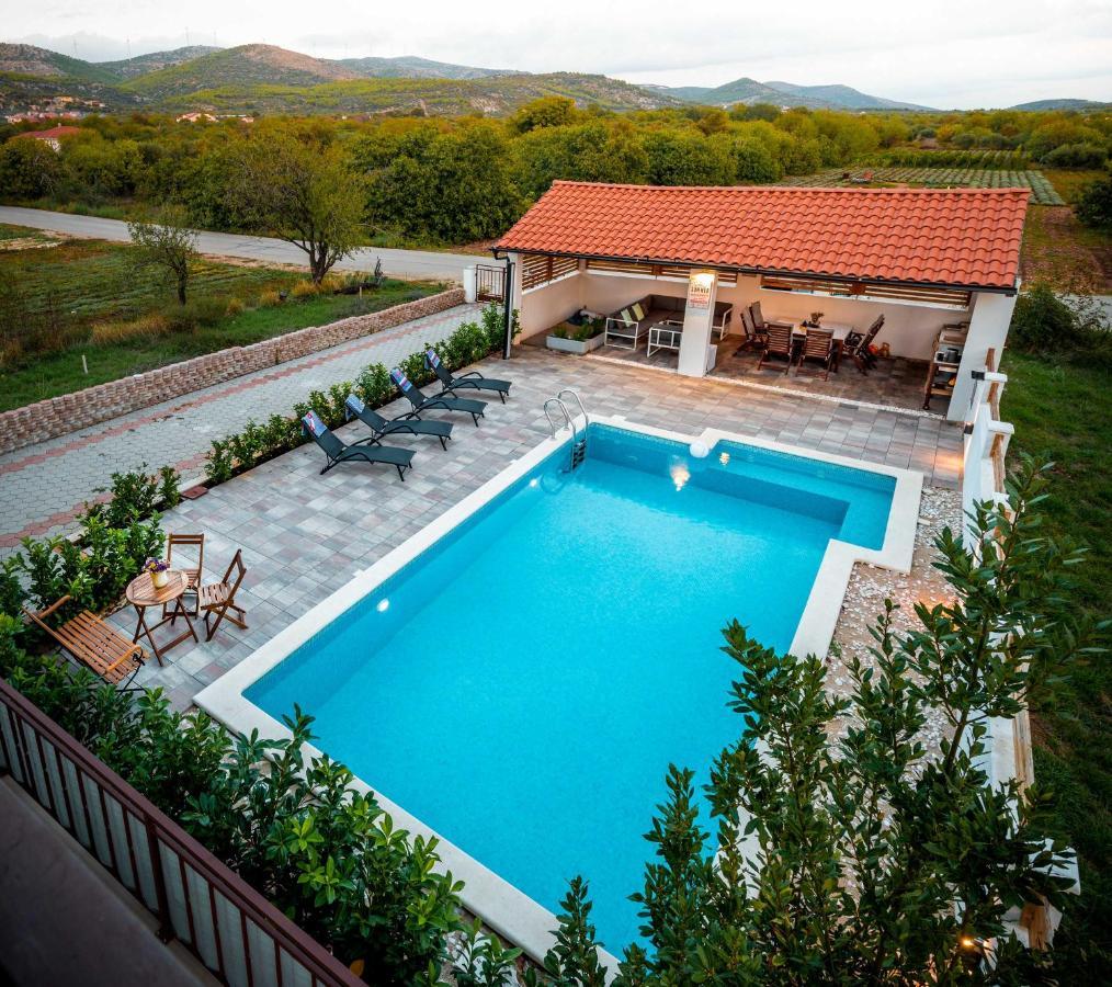 Central Dalmatian Pool&Grill House Gustirna Kültér fotó