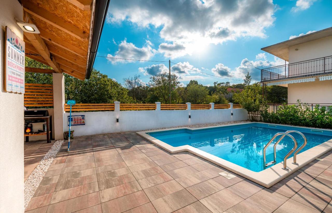 Central Dalmatian Pool&Grill House Gustirna Kültér fotó