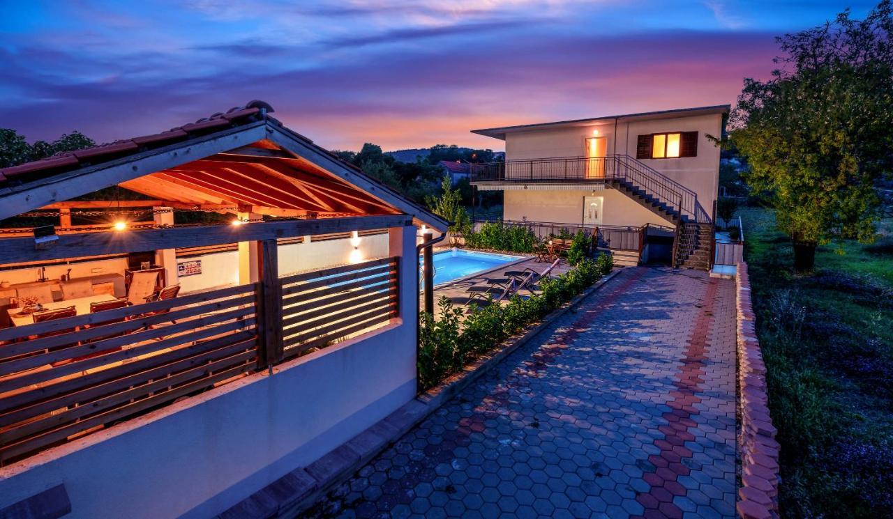 Central Dalmatian Pool&Grill House Gustirna Kültér fotó