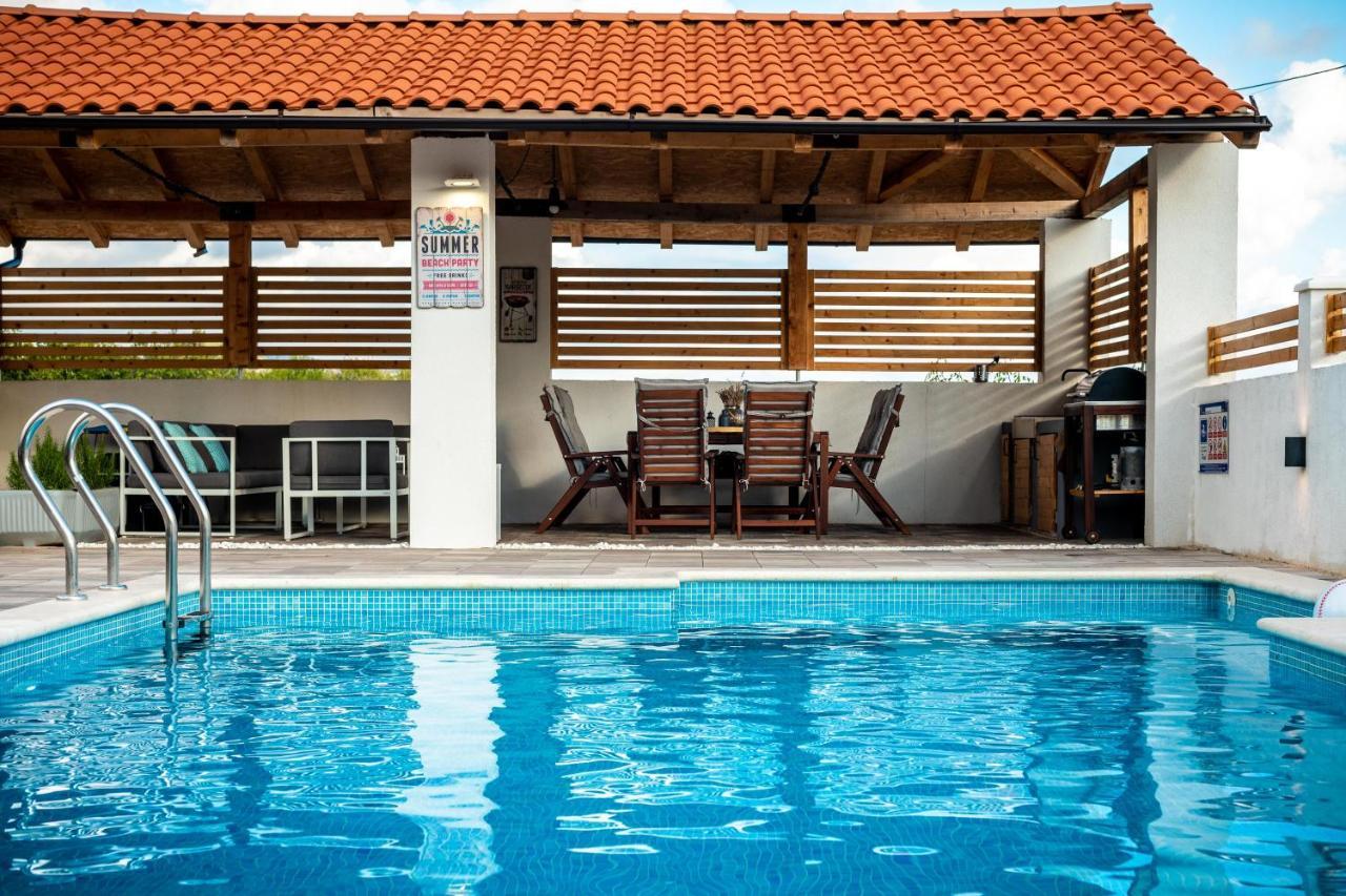 Central Dalmatian Pool&Grill House Gustirna Kültér fotó
