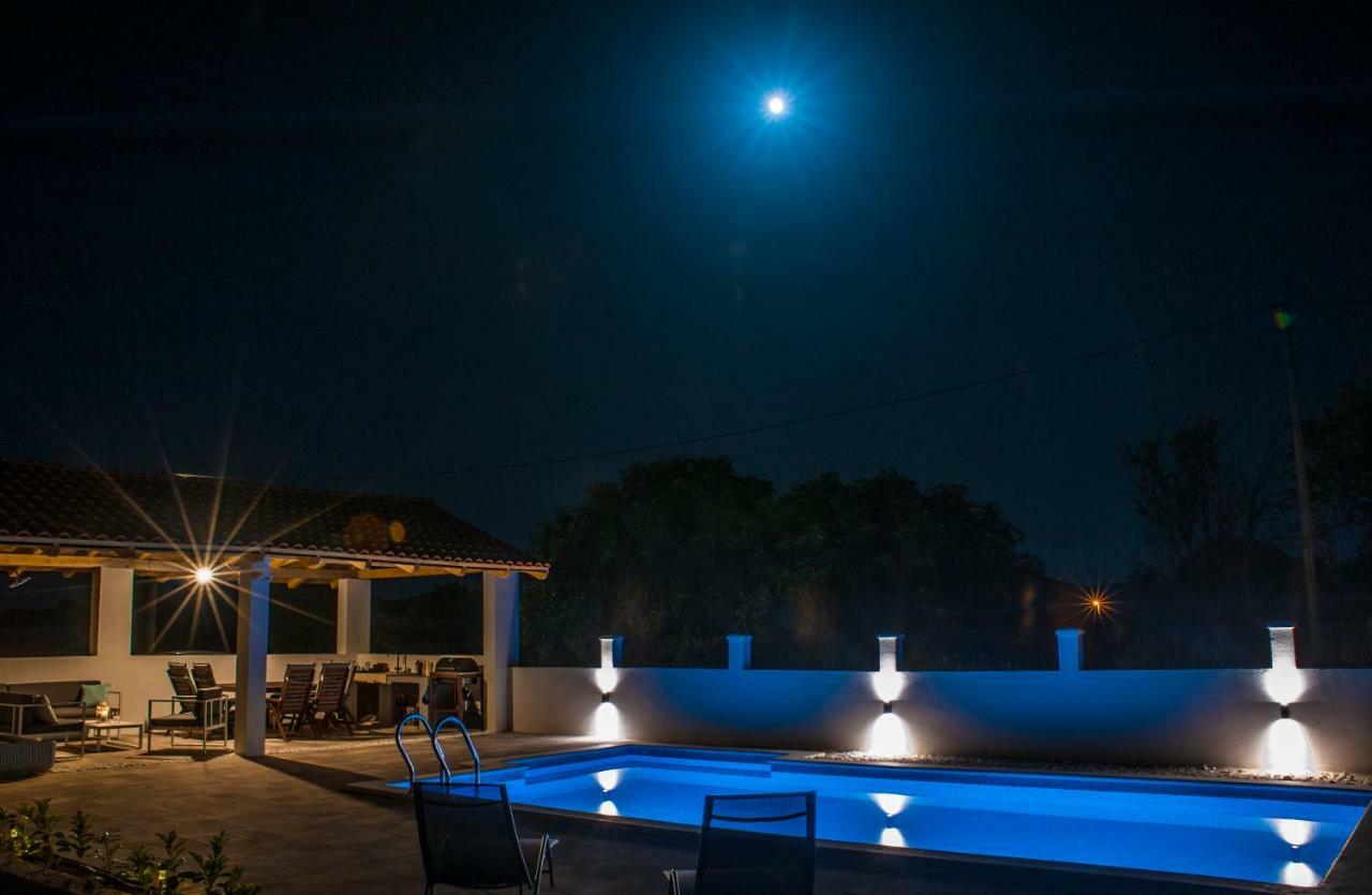 Central Dalmatian Pool&Grill House Gustirna Kültér fotó