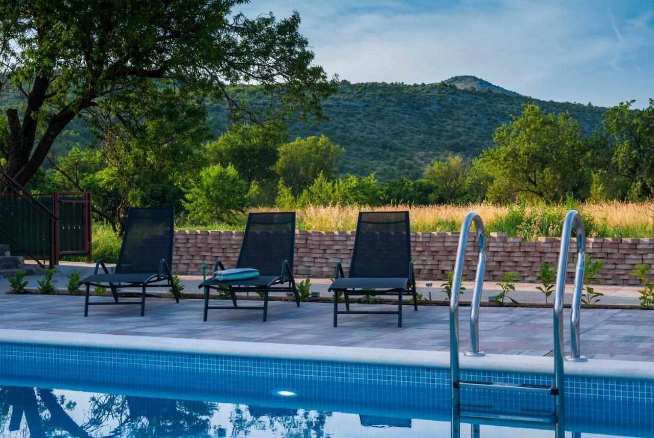 Central Dalmatian Pool&Grill House Gustirna Kültér fotó