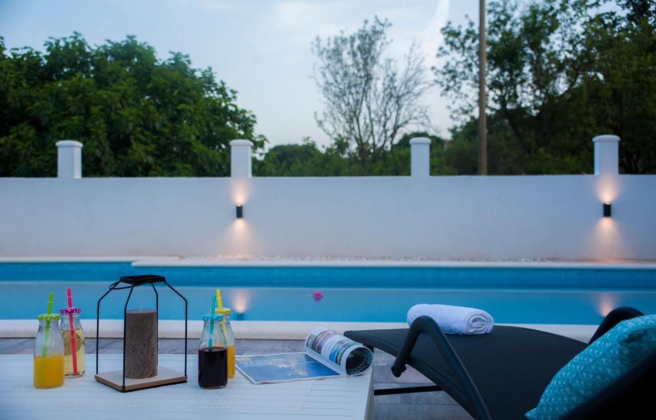 Central Dalmatian Pool&Grill House Gustirna Kültér fotó